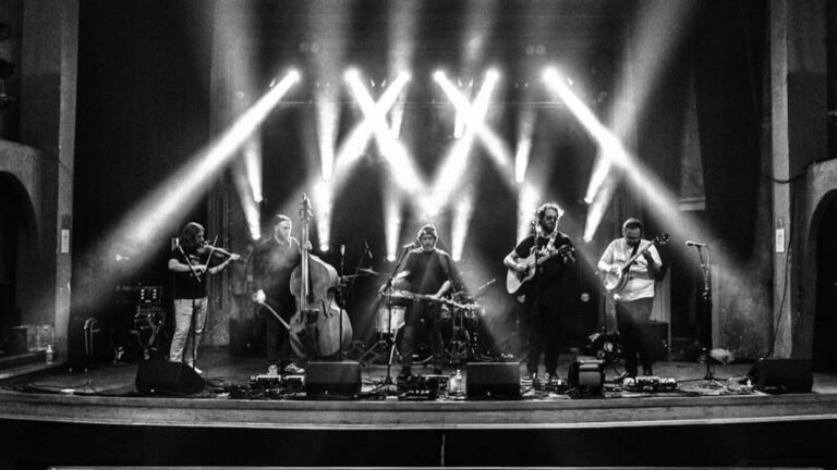 Les Lil Smokies pour prendre un moment pour refléter «  après les spectacles du Colorado, annuler toutes les dates futures