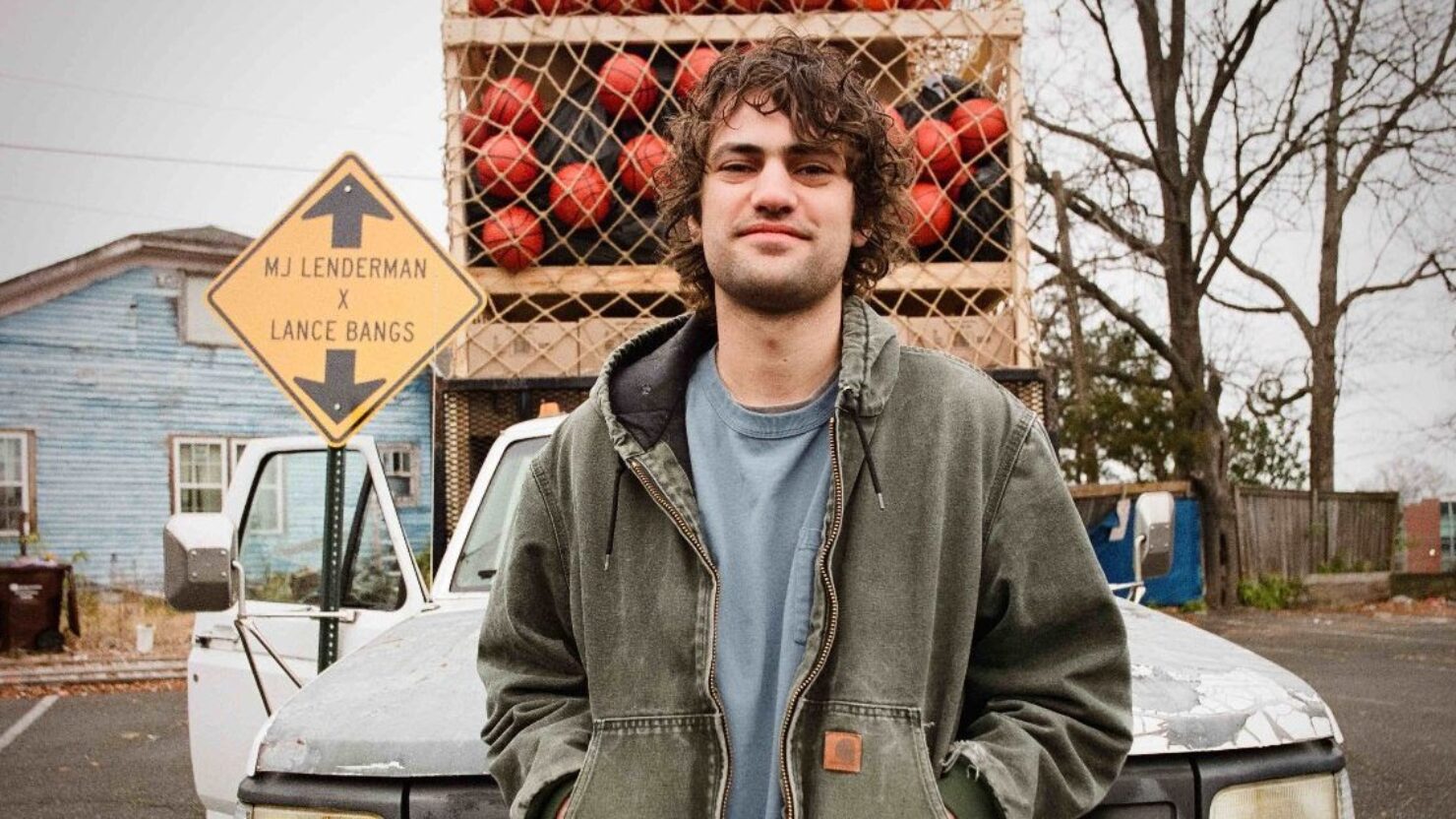 MJ Lenderman horloges dans la vidéo «bracelet»