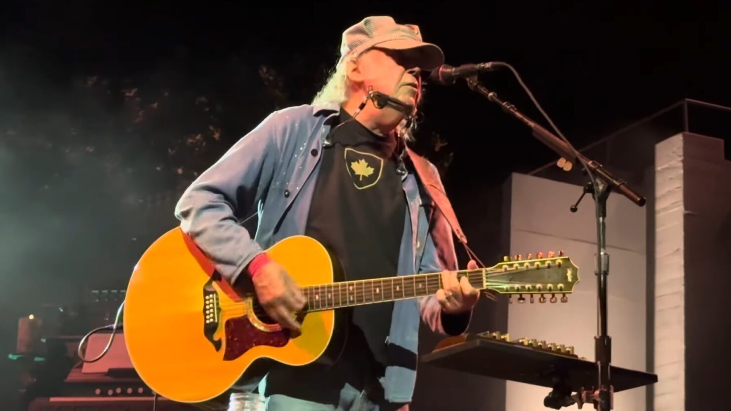 Neil Young sort l'album solo live 'Coastal: The Soundtrack'