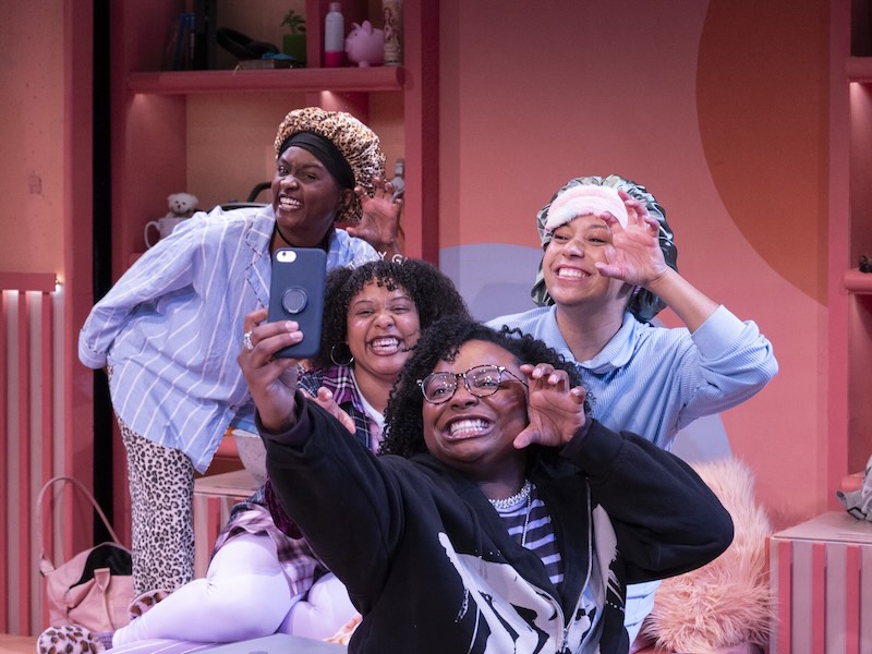 Quatre filles partagent la découverte de soi dans un smeynova fougueux au Olney Theatre Center