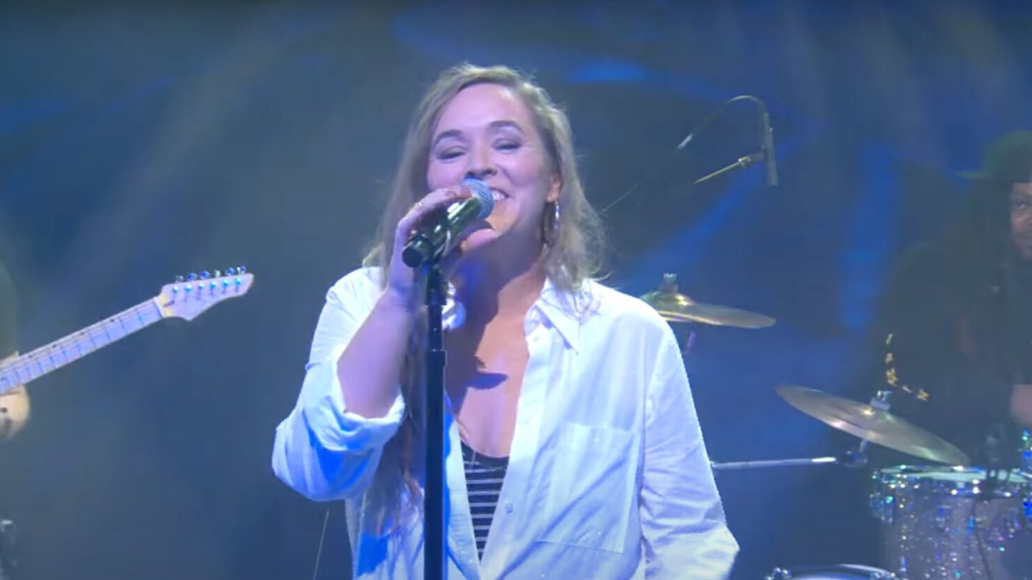 Regardez Sir Woman offrir une nouvelle chanson et les premiers favoris pour les sessions du samedi CBS '