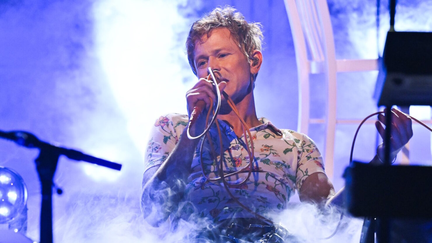 Regardez le génie du parfum se réfléchir avec les performances «c'est un miroir» sur «Fallon»