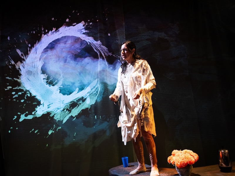 Secrets enterrés, âmes non enterrées: `` Woman on Fire '' étourdisse au Creative Cauldron