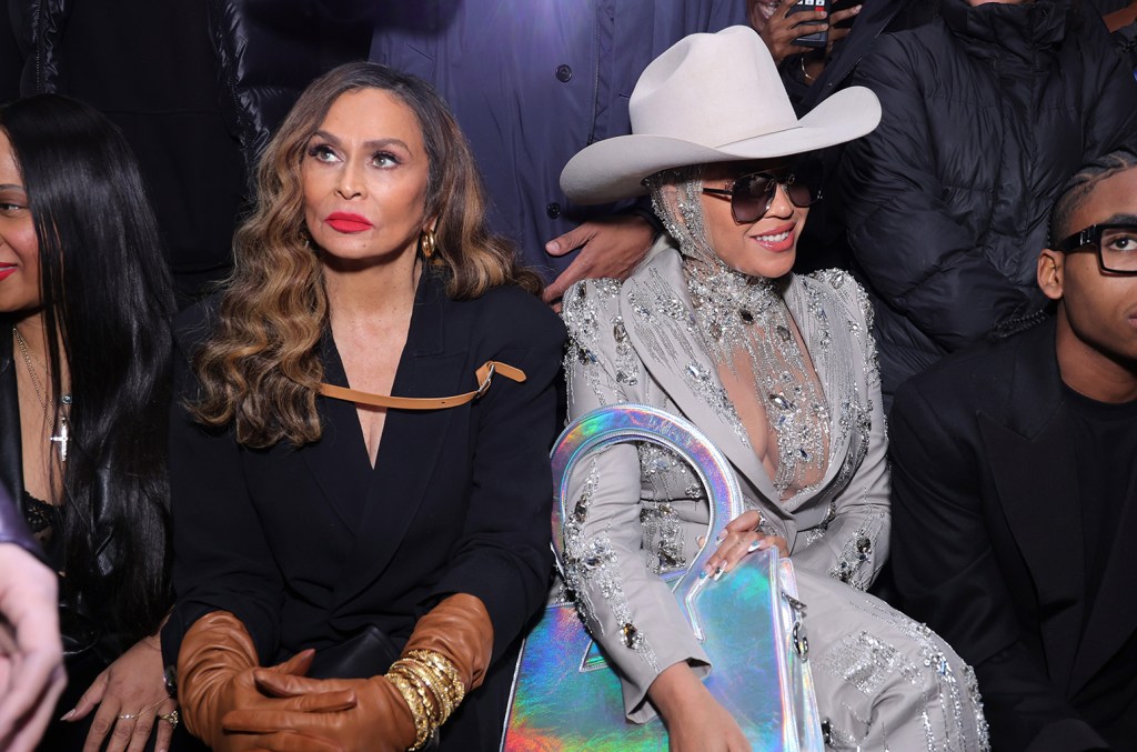 Tina Knowles revient sur les rumeurs `` dégoûtantes '' Beyoncé a truqué sa première grossesse
