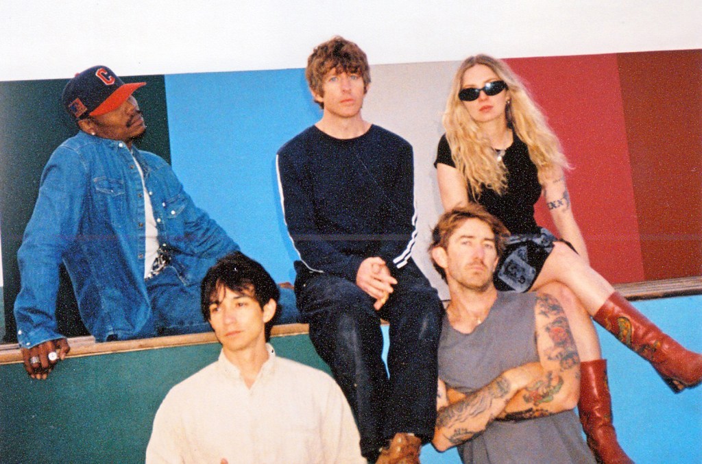 Turnique partage de nouvelles vidéos et chansons avec des voix de Dev Hynes & Paramore's Hayley Williams: Écoutez