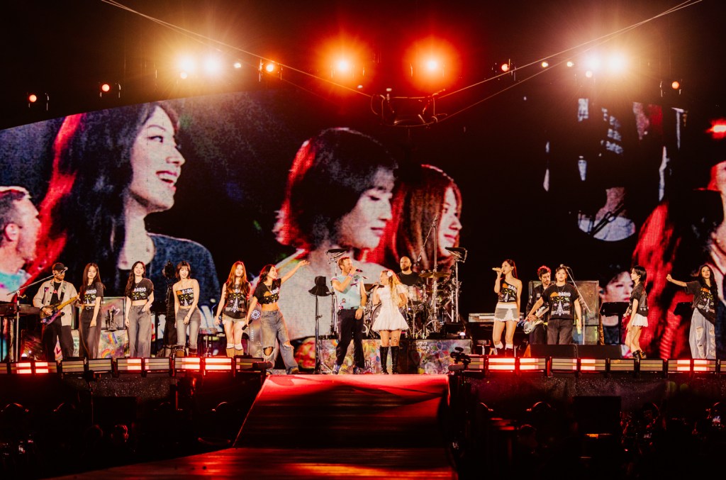 Twice To Drop Remix de Coldplay `` We Pray '' après avoir rejoint Rock Band sur scène en Corée du Sud