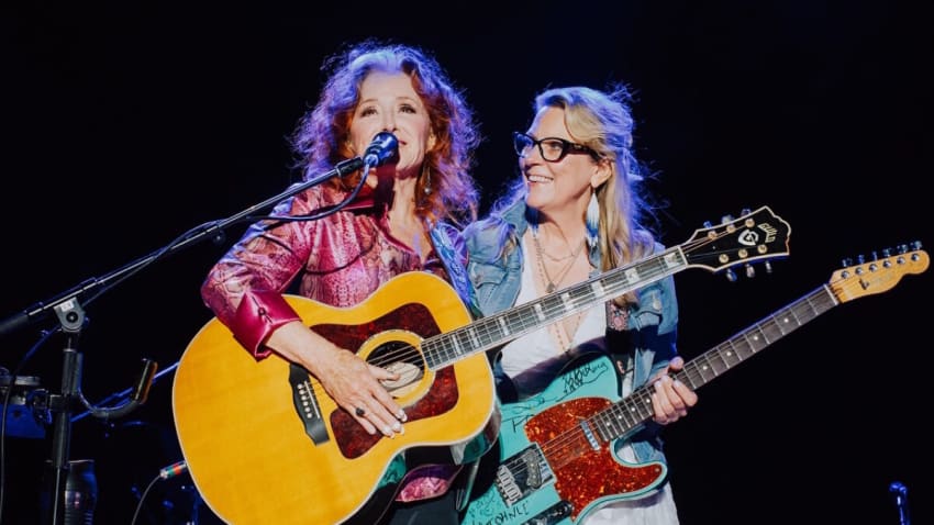 Bonnie Raitt honore John Prine avec Susan Tedeschi & Slides avec Derek Trucks at Sun, Sand & Soul