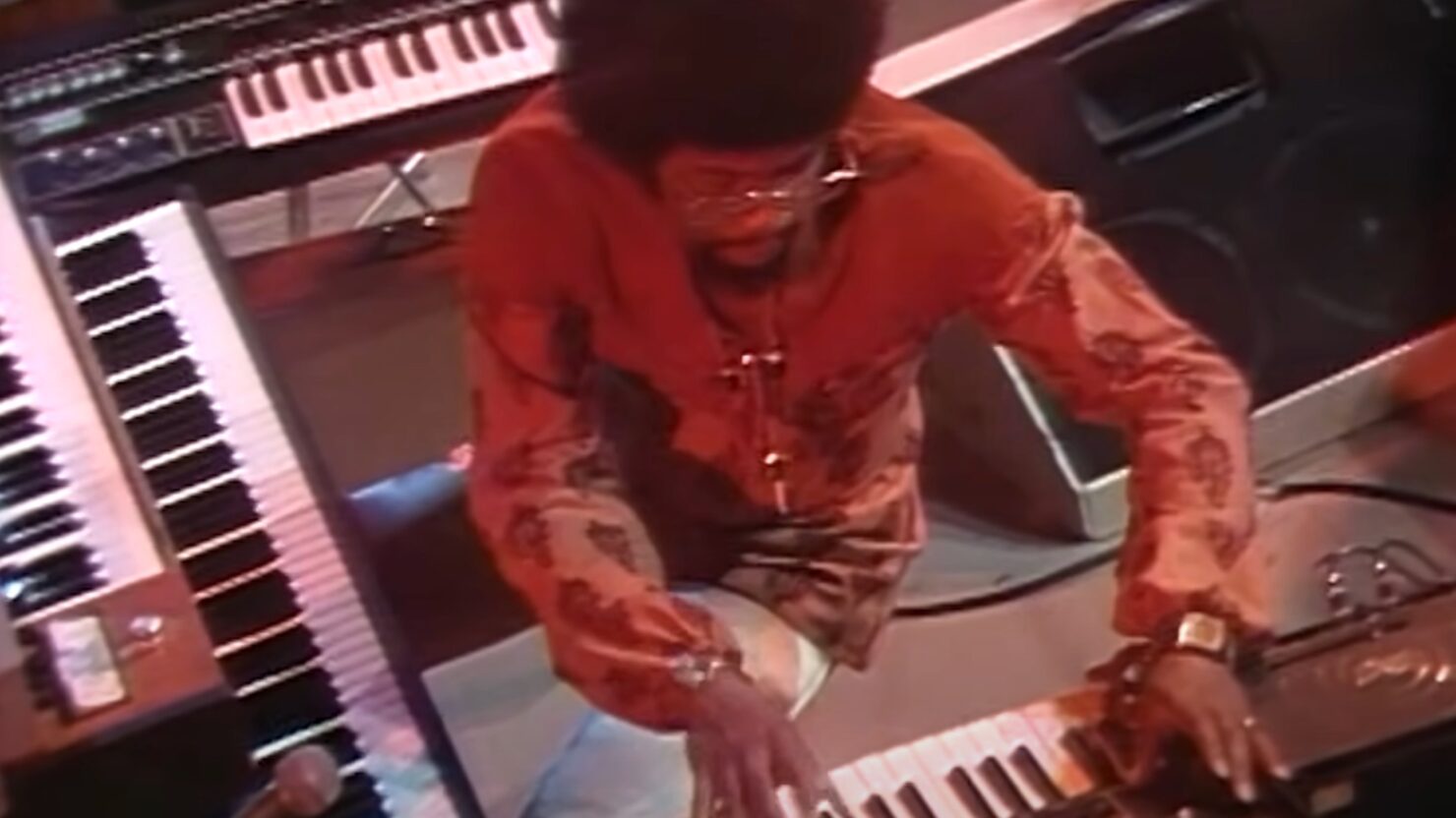 Regardez Herbie Hancock & The Headhunters Funk Up 'Midnight Special' '