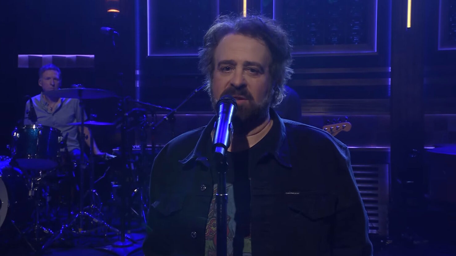 Compter Crows présente une nouvelle chanson 'Spaceman in Tulsa' sur 'Fallon'