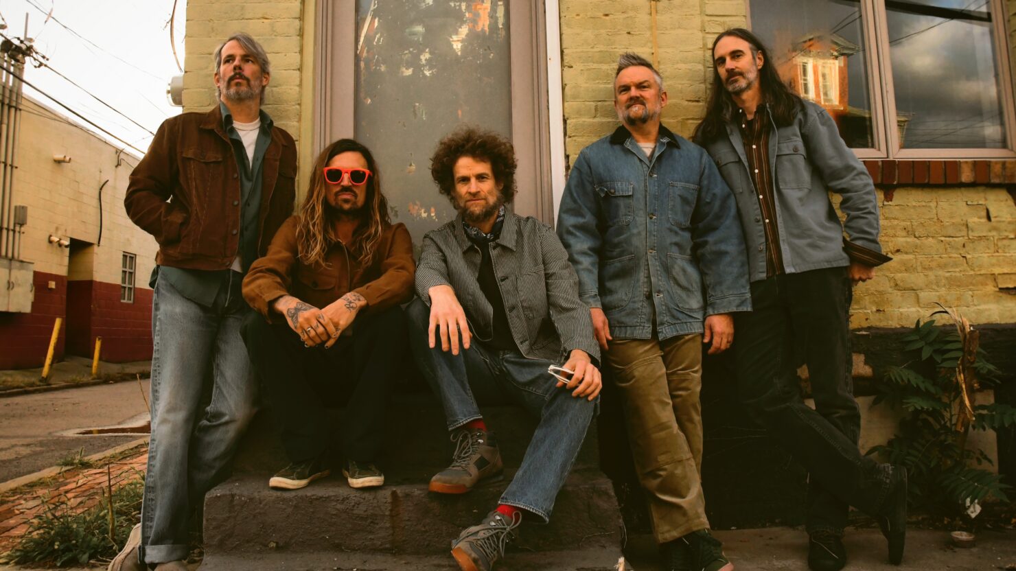 Dispatch confirme le premier album studio dans 4 ans 'Yellow Jacket' et partage un single Rootsy 'Whisk Me Away'