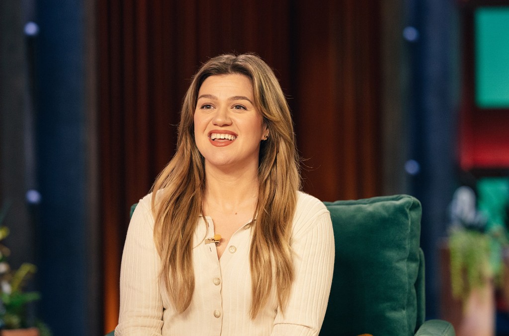 La chanson d'amour de Kelly Clarkson Pens inspirée de la romance «Only Murders» de Meryl Streep & Martin Short