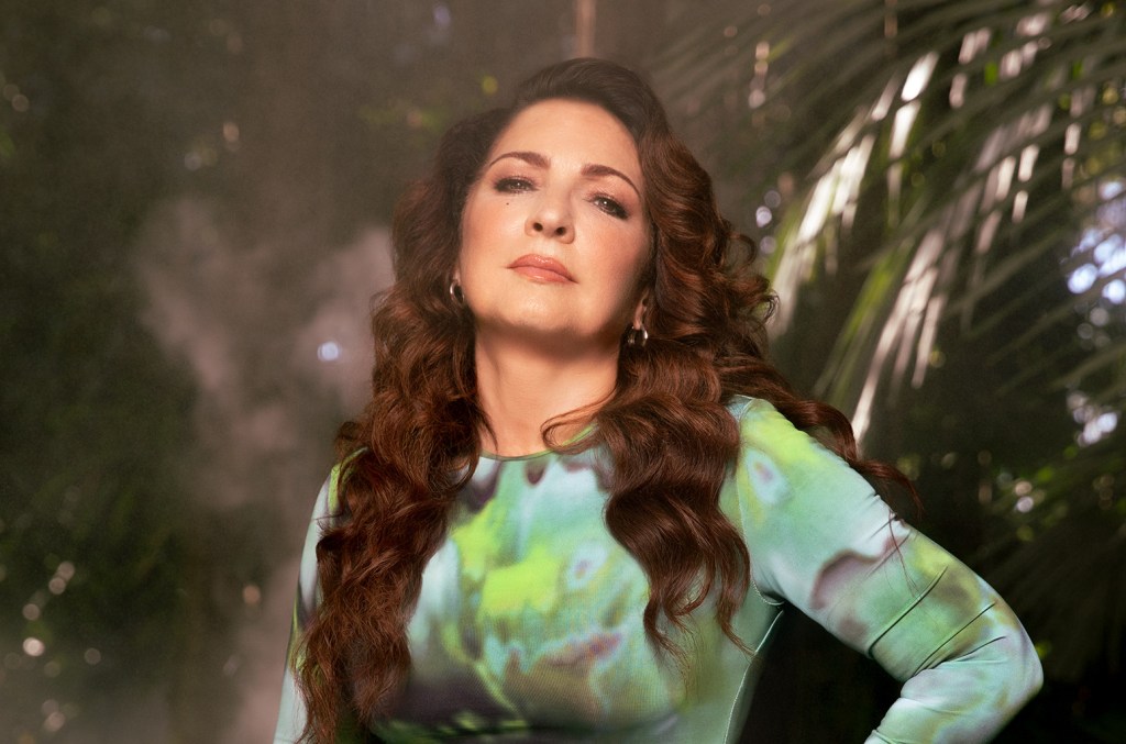 Les règles de panneau d'affichage de Gloria Estefan Règles: «C'est à la fois humiliant et incroyablement émotionnel pour moi»