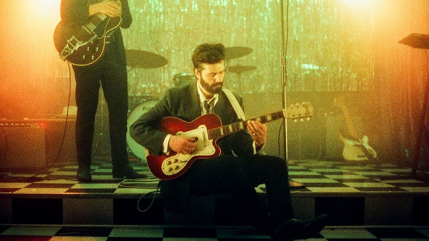 Lord Huron annonce un nouvel album 'The Cosmic Selector Vol. 1 '& partage un single «regardant en arrière» éthéré