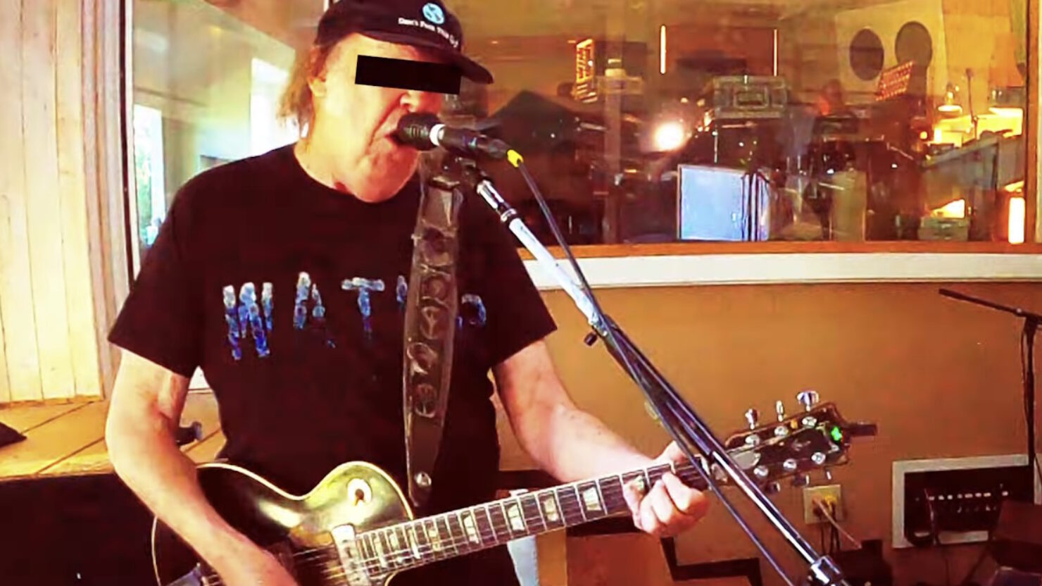 Neil Young & the Chrome Hearts partagent Tesla-ciblement 'Lets Roll Again'