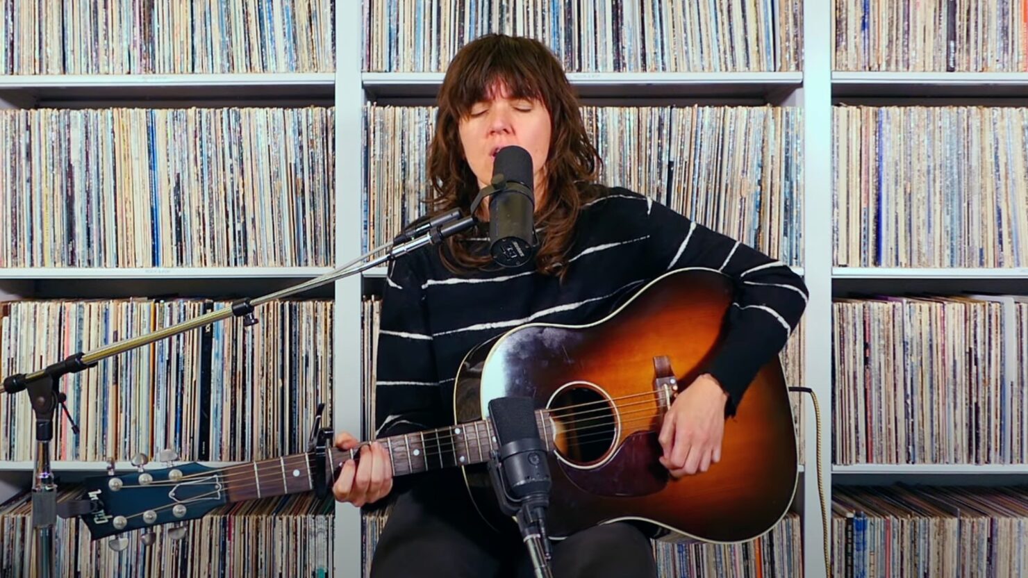 Regardez Courtney Barnett couvrira `` Lotta Love '' de Neil Young pour KCRW
