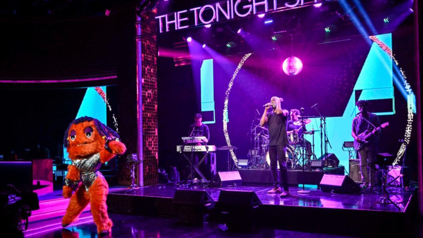 Regardez Tunde Adebimpe apporter «quelqu'un de nouveau» à «The Tonight Show»