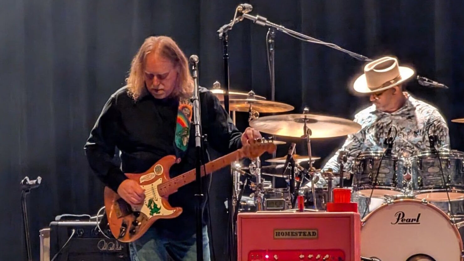 Regardez la couverture de Warren Haynes 'Black Peter' avec la guitare alligator de Jerry Garcia à San Francisco