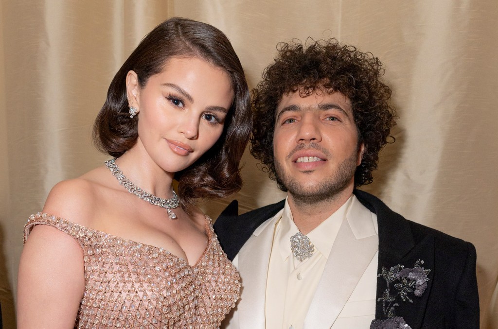 Selena Gomez était `` embarrassée '' après le premier baiser avec Benny Blanco lui a donné une éruption cutanée