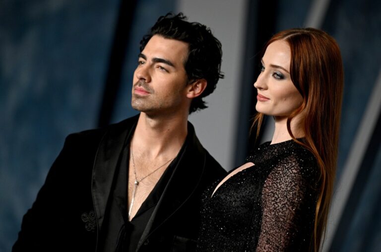 Sophie Turner montre le support du nouvel album de l'ex-mari Joe Jonas
