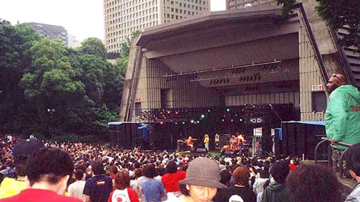 Regardez Phish Play Tokyo's Hibiya Outdoor Theatre à cette date en 2000