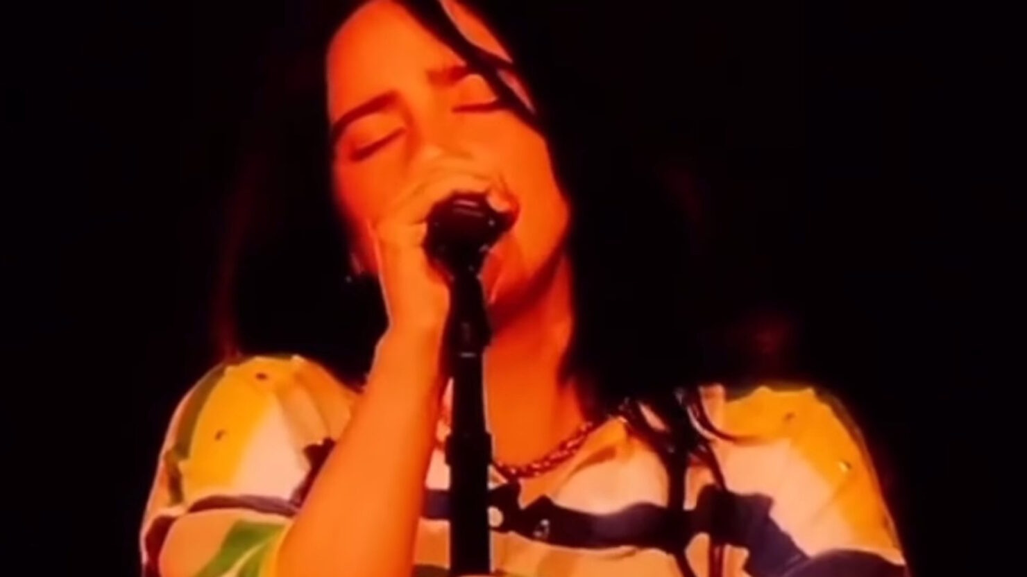 Billie Eilish couvre les Beatles '' Michelle 'à Paris