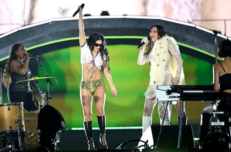 Dua Lipa amène l'invité surprise Charli XCX sur scène pour '360' à Londres