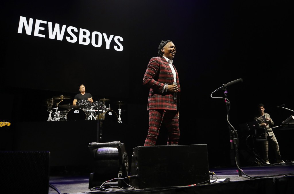 Les journalistes répondent aux allégations d'agression sexuelle contre l'ex-chanteur Michael Tait: `` Nous sommes horrifiés, le cœur brisé et en colère ''