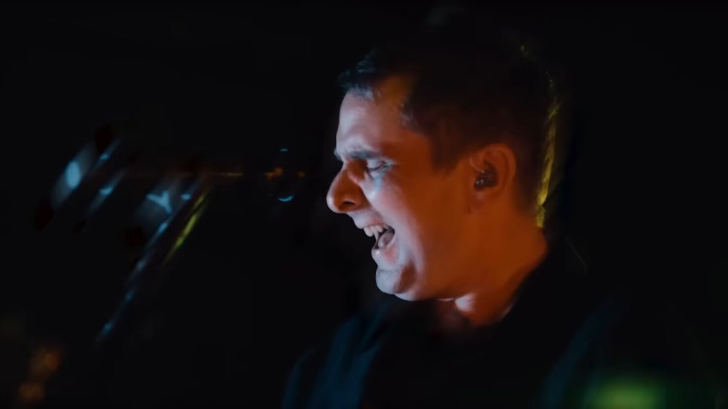 Muse fait ses débuts sur la nouvelle chanson «Unravelling» lors de l'ouverture du tour à Helsinki