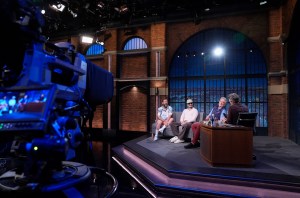 Tard Night avec Seth Meyers - Episode 1677 - photo: (LR) comédien / acteur Adam Sandler, rappeur Bad Bunny et acteur Christopher McDonald lors d'une interview avec l'hôte Seth Meyers le 22 juillet 2025 - (Photo de: Lloyd Bishop / NBC)