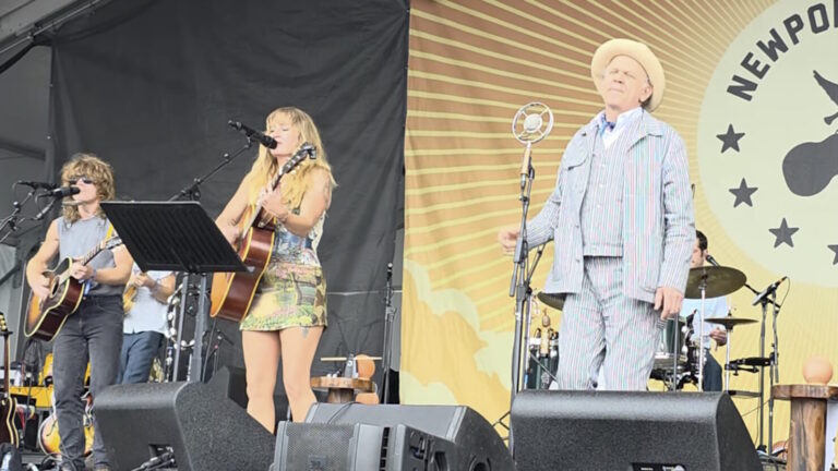 Margo Price couvre la «Maggie's Farm» de Bob Dylan avec John C. Reilly et Jesse Welles à Newport