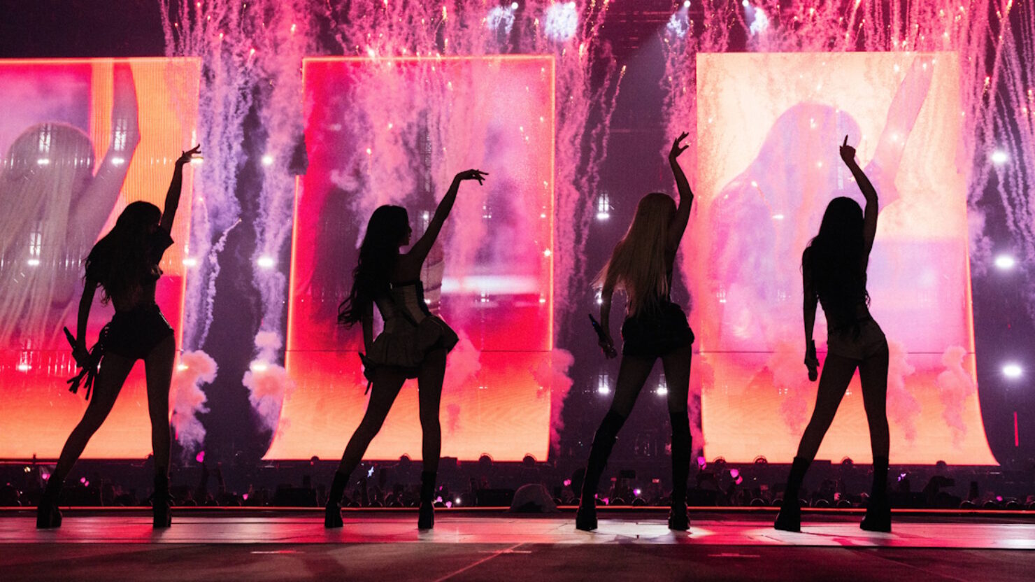 Regardez Rosé faire ses débuts `` Appelez-le The End 'au concert de Blackpink Barcelone