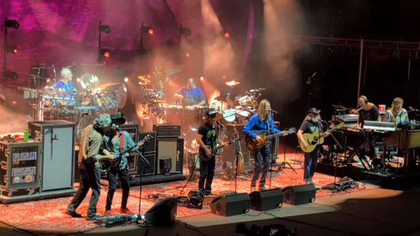 Les Wood Brothers et Daniel Donato rejoignent un incident de fromage à cordes pour les couvertures de roche classiques à Red Rocks