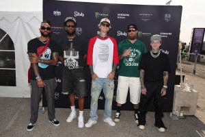 Justin Lyons, Brandon "Slimxx" Allen, MGK, Steve "Baze" Basil, JP Cappelletty au Street League Skateboard "SLS Championship Tour" Cleveland Takeover à "MGK Day" 2025 - Jour 2 Tenu à Mall C le 09 août 2025 à Cleveland, Ohio.