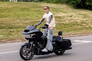 MGK au MGK Day X Harley Davidson City Ride à «MGK Day» 2025 - Jour 3 Tenu au centre commercial C le 10 août 2025 à Cleveland, Ohio.