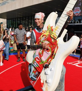 MGK au Monster Energy MGK Day Celebrity Shootout propulsé par Webull au "MGK Day" 2025 - Jour 3 organisé au Mall C le 10 août 2025 à Cleveland, Ohio.