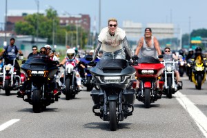 MGK au MGK Day X Harley Davidson City Ride à «MGK Day» 2025 - Jour 3 Tenu au centre commercial C le 10 août 2025 à Cleveland, Ohio.