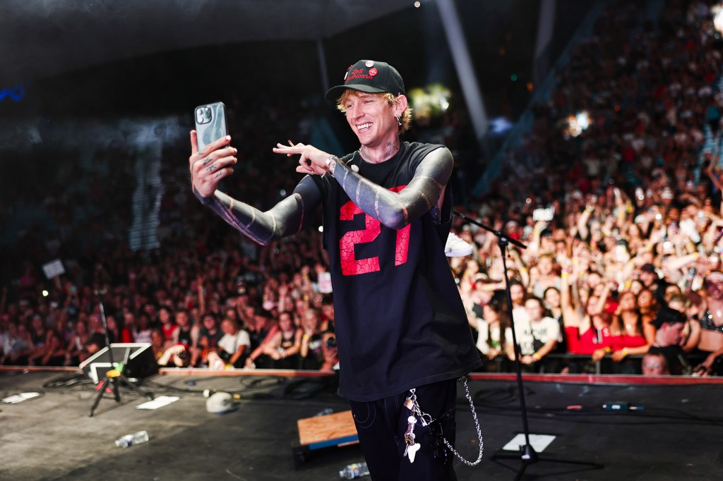 MGK prend le contrôle de Cleveland pour la célébration bruyante de la journée MGK de 3 jours: Photos exclusives