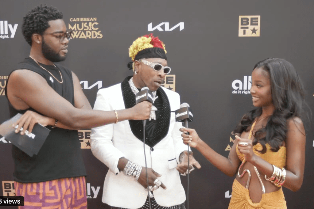 Attention, Ace! Regardez Elephant Man Serenade `` Love Island '' Star Chelley sur Billboard's Caribbean Music Awards Livestream