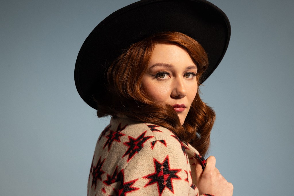 Bluegrass Virtuoso Molly Tuttle prend un virage pop pétillant: `` J'ai gravité vers ce son qui est un peu moins défini '