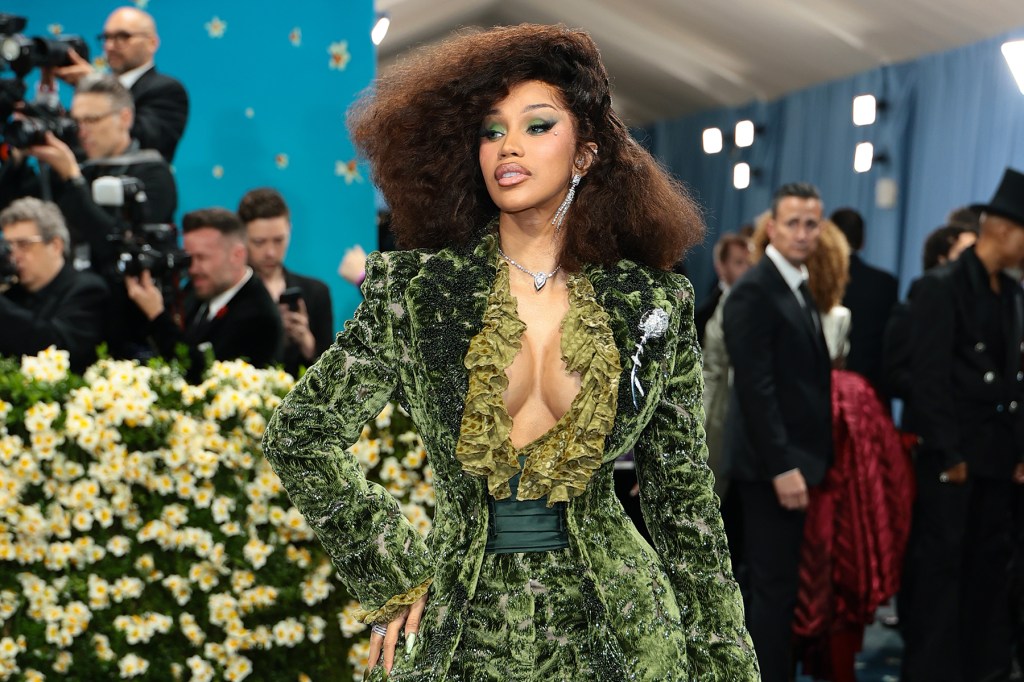 Cardi B implore avec espercissement les fans d'acheter "Suis-je le drame?" Coffrets: `` Je suis sur le point d'être expulsé ''