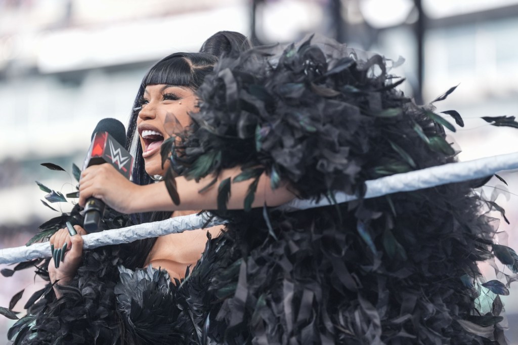 Cardi B lance la nuit de la WWE Summerslam 2025: `` Nous faisons l'histoire ce soir ''