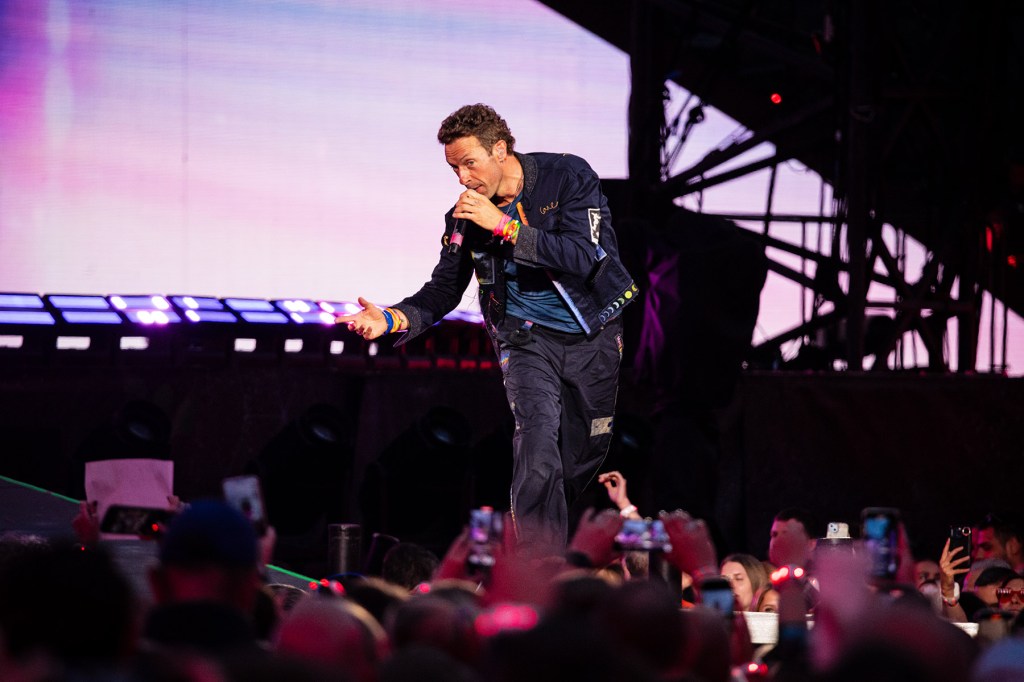 Chris Martin de Coldplay effectue en plaisantant les `` chèques de sécurité '' avant la proposition de mariage au London Show