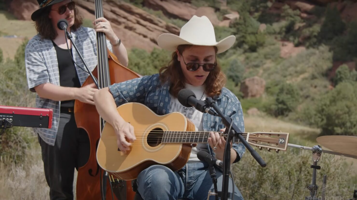 Cosmic Country de Daniel Donato cherche des `` horizons '' pour les séances de mélange de sentiers rouges