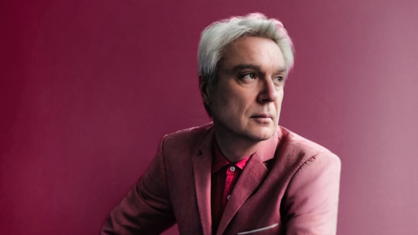 David Byrne retourne le script sur la masse de la masse avec `` elle me explique les choses ''