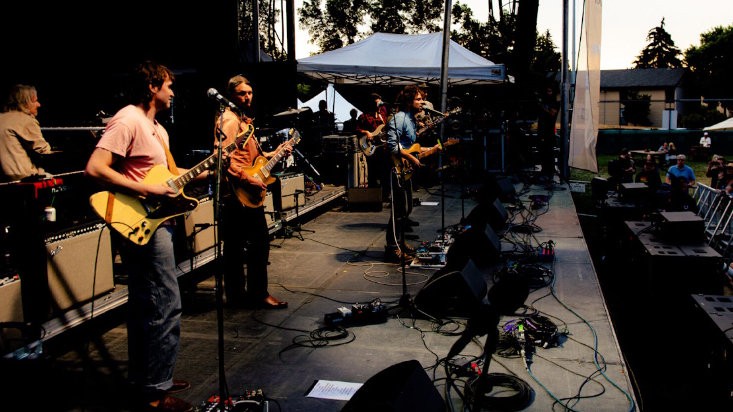 Dawes accepte Goose's Challenge & Covers 'Animal' au Park City Song Summit