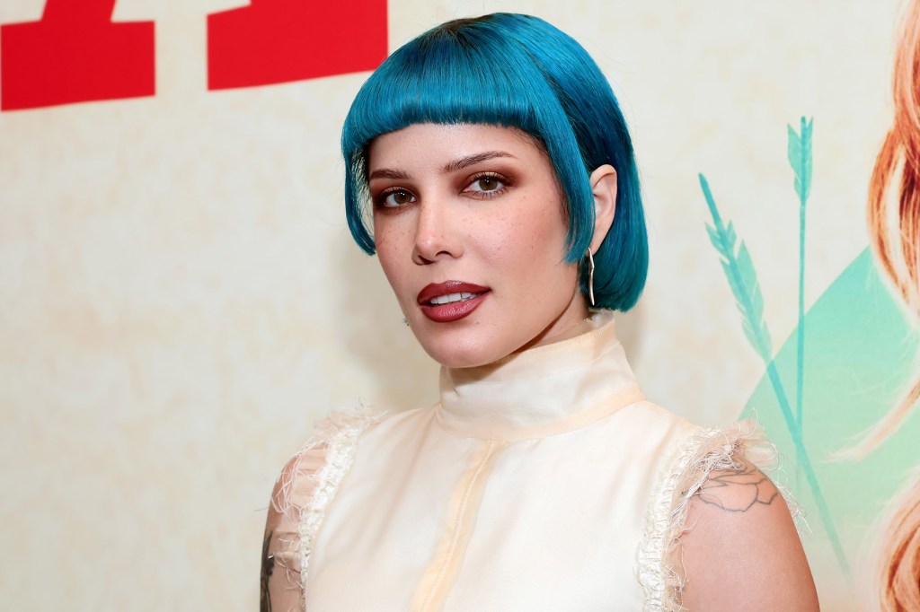 Halsey révèle que ces deux morceaux «Badlands» préférés des fans obtiennent un clip 10 ans plus tard