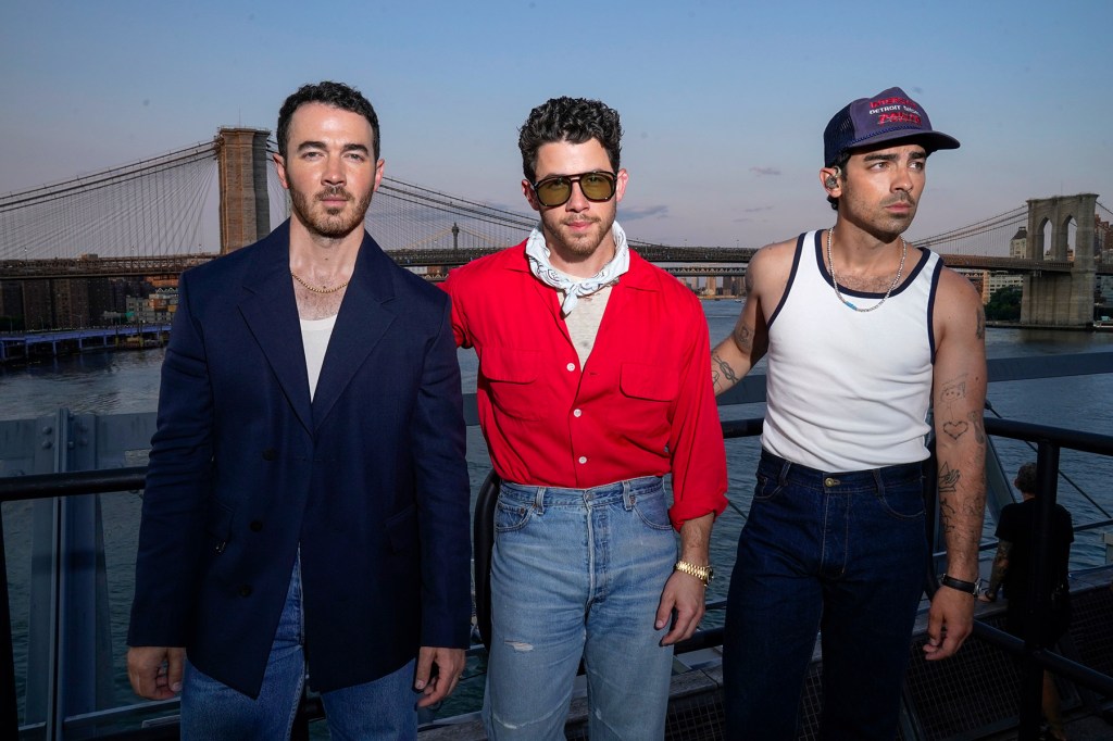 Jonas Brothers se souvient du temps que l'astronaute Buzz Aldrin leur a dit de bourdonner sur des photos: «Il a refusé»
