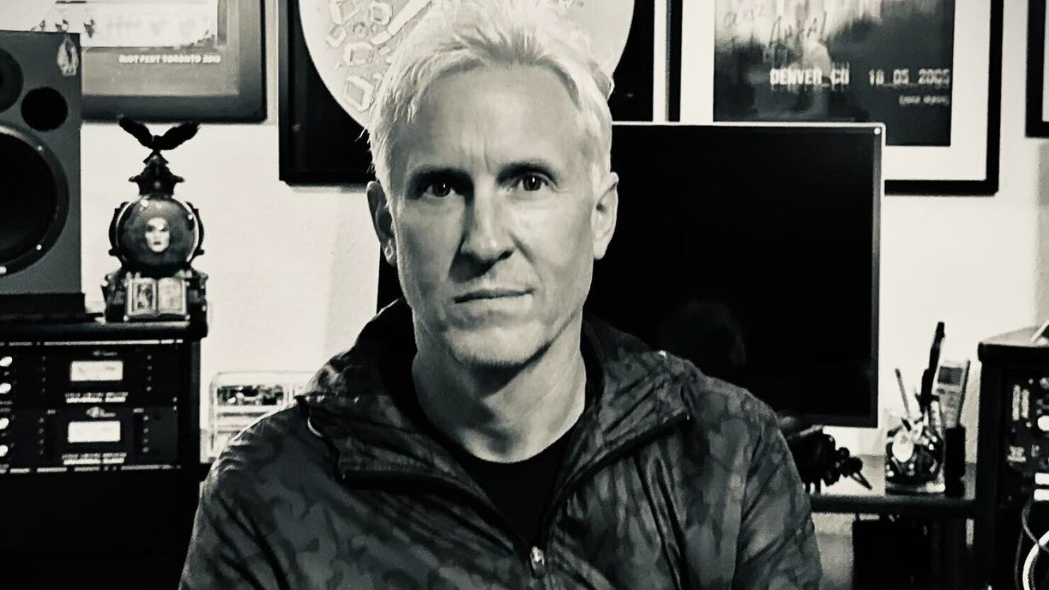 Josh Freese joue le 1er spectacle avec des ongles de neuf pouces en 17 ans