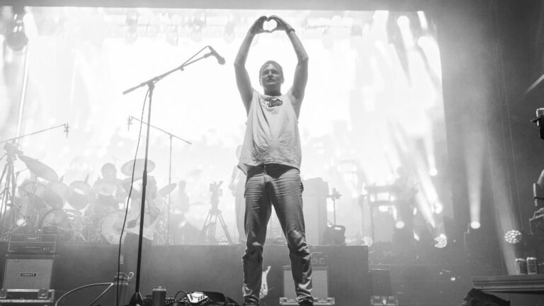 King Gizzard & The Lizard Wizard's Stu Mackenzie Talks Field of Vision, «  Phantom Island 'et plus