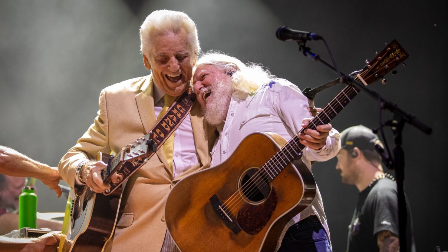 L'incident de fromage à cordes cueille avec Del McCoury & Sons à Campout in the Pines